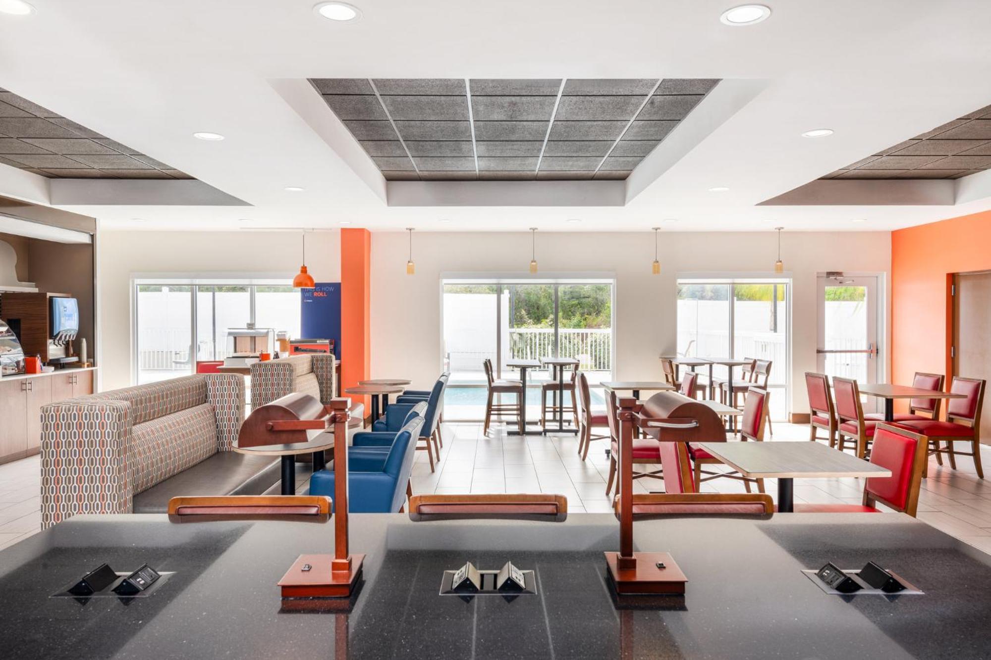 Holiday Inn Express - Spring Hill By Ihg Exterior photo
