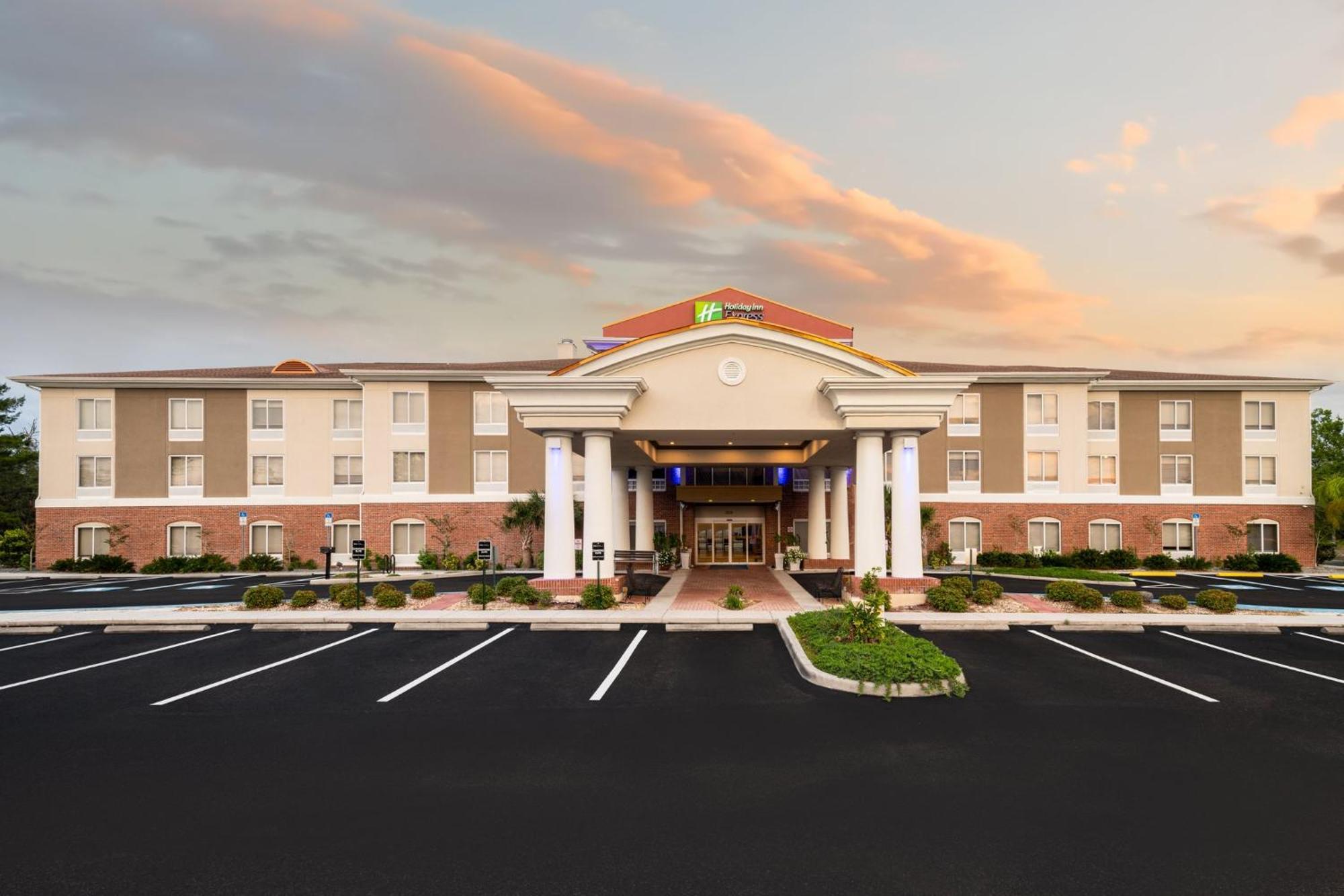 Holiday Inn Express - Spring Hill By Ihg Exterior photo